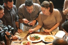 Rau củ quả, thịt bò, bánh mì, đồ hữu cơ hay thông thường… các thức nấu nướng ra sao, tất cả đều được “giao ban” kỹ càng để nhân viên nắm thông tin đầy đủ, để tư vấn, phục vụ khách hàng một cách tốt nhất có thể. (Ảnh: Trần Long/Vietnam+)