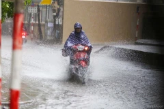 Người đi làm sáng 13/6 gặp rất nhiều khó khăn khi di chuyển trên phố. (Ảnh: Minh Sơn/Vietnam+)