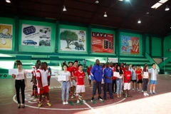 Đội Movitel và Cảnh sát Maputo trước trận đấu. (Ảnh do Đại sứ quán Việt Nam tại Mozambique cung cấp)