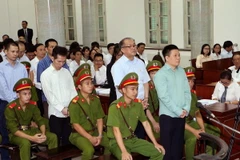 Bị cáo Hà Văn Thắm, nguyên Chủ tịch Hội đồng quản trị Ngân hàng Thương mại cổ phần Đại Dương đứng trước vành móng ngựa trong phiên xử ngày 28/8. (Ảnh: Doãn Tấn/TTXVN)