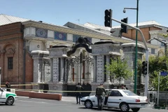  Binh sĩ Iran gác bên ngoài tòa nhà Quốc hội. (Nguồn: AFP/TTXVN)