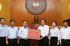 Tổng Giám đốc TTXVN Nguyễn Đức Lợi đến trao 250 triệu đồng tiền ủng hộ của cán bộ, phóng viên, biên tập viên, công nhân viên và người lao động TTXVN. (Ảnh: Nguyễn Dân/TTXVN)