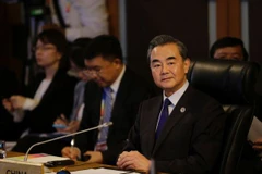 Bộ trưởng Ngoại giao Trung Quốc Vương Nghị (phải) phát biểu sau lễ ký Biên bản ghi nhớ về việc thành lập Trung tâm ASEAN-Trung Quốc ngày 6/8. (Nguồn: AFP/TTXVN)