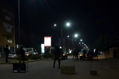 Binh sỹ Burkina Faso tuần tra tại Ouagadougou sau vụ xả súng ngày 13/8. (Nguồn: AFP/TTXVN)