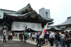 Người dân viếng đền Yasukuni ở thủ đô Tokyo ngày 15/8. (Nguồn: AFP/TTXVN)