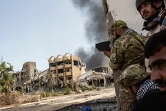 Binh sỹ Libya tham gia chiến dịch truy quét IS tại Sirte. (Nguồn: AFP/TTXVN)