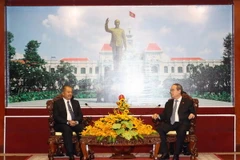 Đồng chí Nguyễn Thiện Nhân, Ủy viên Bộ Chính trị, Bí thư Thành ủy TP Hồ Chí Minh tiếp​ đồng chí Kikeo Khaykhamphithoune, Bí thư Trung ương Đảng, Trưởng Ban Tuyên huấn Trung ương Đảng Nhân dân Cách mạng Lào. (Ảnh: Thanh Vũ/TTXVN)