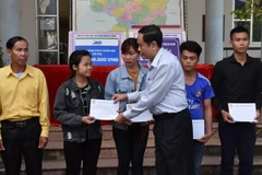 Chủ tịch MTTQ Việt Nam Trần Thanh Mẫn thăm hỏi, động viên và trao 55 triệu đồng cho 11 em học sinh thuộc các gia đình bị thiệt hại trong trận lũ quét tại huyện Mường La, tỉnh Sơn La. (Ảnh: Nguyễn Chiến/TTXVN)