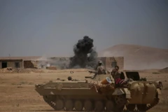 Các thành viên Lữ đoàn Abbas ủng hộ Lực lượng Chính phủ Iraq tham gia chiến dịch giải phóng thành phố Tal Afar ngày 20/8. (Nguồn: AFP/TTXVN)