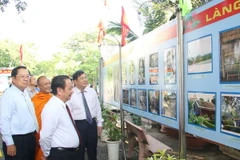 Các đại biểu tham quan triển lãm. (Ảnh: Ánh Tuyết/TTXVN)