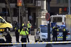 Cảnh sát phong tỏa khu vực xảy ra vụ tấn công bằng xe tải ở Barcelona ngày 17/8. (Nguồn: AFP/TTXVN)