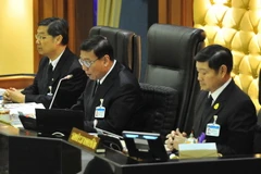 Chủ tịch Hội đồng lập pháp Quốc gia Thái Lan Pornpetch Wichitcholchai (giữa) trong phiên họp đặc biệt của NLA tại thủ đô Bangkok. (Nguồn: THX/TTXVN)