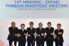 Phó Thủ tướng, Bộ trưởng Ngoại giao Phạm Bình Minh (phải) tại Hội nghị Bộ trưởng Hợp tác Mekong-Nhật Bản ở Manila ngày 6/8. (Nguồn: Kyodo/TTXVN)