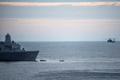 Lực lượng hải quân Mỹ tham gia tìm kiếm chiếc máy bay vận tải MV-22 Osprey gặp nạn ngoài khơi Australia ngày 6/8. (Nguồn: EPA/TTXVN)