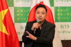 Đạo diễn Victor Vũ giao lưu với các khách mời trong buổi họp báo công chiếu bộ phim “Tôi thấy hoa vàng trên cỏ xanh” tại Nhật Bản. (Ảnh: Gia Quân/Vietnam+)