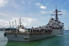 Tàu khu trục USS John S McCain được lai dắt tới căn cứ hải quân Changi ở ngoài khơi bờ biển phía đông Singapore sau vụ va chạm ngày 21/8. (Nguồn: EPA/TTXVN)