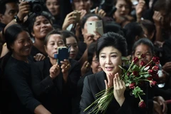 Cựu Thủ tướng Thái Lan Yingluck Shinawatra (phải, phía trwocs) tới Tòa án Tối cao ở Bangkok, Thái Lan ngày 21/7. (Nguồn: AFP/TTXVN)