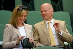 Cựu lãnh đạo đảng Bảo thủ William Hague (phải) và vợ tại London ngày 7/7. (Nguồn: EPA/TTXVN)