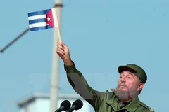 Lãnh tụ Cuba Fidel Castro phát biểu trước hàng nghìn người dân bên ngoài Văn phòng đại diện quyền lợi của Mỹ ở La Habana (Cuba) ngày 21/6/2004. (Nguồn: EPA/TTXVN)
