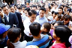 Chủ tịch UBND thành phố Hà Nội Nguyễn Đức Chung với bà con xã Đồng Tâm. (Ảnh: An Đăng/ TTXVN)