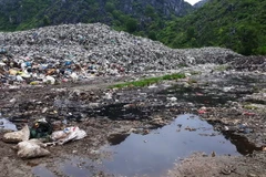 Bãi rác chất cao như núi và đã quá tải hai năm nay. (Ảnh: Trịnh Duy Hưng/TTXVN)
