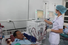 Điều dưỡng viên đơn nguyên thận nhân tạo mở rộng - Bệnh viện đa khoa thành phố Hoà Bình vận hành máy chạy thận cho bệnh nhân. (Ảnh: Vũ Hà/TTXVN)
