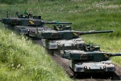 Lực lượng phòng vệ Nhật Bản tham gia cuộc tập trận bắn đạn thật gần núi Phú Sĩ. (Nguồn: AFP/TTXVN)