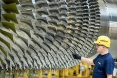 Công nhân làm việc tại nhà máy sản xuất tuabin khí của Siemens ở Berlin, Đức ngày 2/3. (Nguồn: EPA/TTXVN)