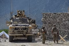 Binh sỹ Mỹ tuần tra tại khu vực xảy ra giao tranh với phiến quân IS ở huyện Achin, tỉnh Nangarhar ngày 15/4. (Nguồn: AFP/TTXVN)