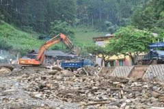 Đất đá theo nước lũ tràn về tại Yên Bái. (Ảnh: Đinh Hữu Dư/TTXVN)