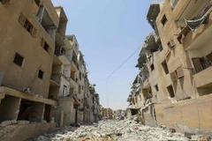 Nhiều ngôi nhà bị phá hủy trong các cuộc giao tranh tại Raqa, Syria, ngày 28/7. (Nguồn: AFP/TTXVN)