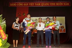 Đại diện lãnh đạo tỉnh Thừa Thiên-Huế, nhà trường và bạn vè chúc mừng vận động viên Trần Thị Yến Hoa và Lê Minh Thuận. (Ảnh: Hồ Cầu/TTXVN)