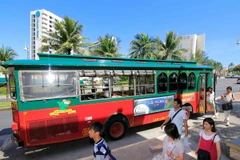 Khách du lịch trên một đường phố ở Tamuning trên đảo Guam ngày 11/8. (Nguồn: AFP/TTXVN)