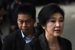 Cựu Thủ tướng Thái Lan Yingluck Shinawatra (phải) tại Tòa án tối cao ở thủ đô Bangkok ngày 1/8. (Nguồn: AFP/TTXVN)