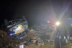 Lực lượng chức năng huyện Đăk Tô (tỉnh Kon Tum) có mặt tại hiện trường vụ lật xe tải tại khu vực đèo Văn Rơi (thôn Đăk Mông, xã Đăk Trăm, huyện Đăk Tô) khiến 1 người chết và 2 người bị thương. Ảnh: TTXVN phát