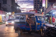Tài xế xe TukTuk đeo khẩu trang phòng dịch COVID-19 tại Vientiane, Lào, ngày 21/7/2021. (Ảnh: THX/TTXVN) 