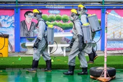 Phun thuốc khử trùng nhằm ngăn chặn sự lây lan của dịch COVID-19 tại Bangkok, Thái Lan. (Ảnh: AFP/TTXVN) 