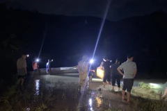 Lực lượng chức năng xuyên đêm nỗ lực tìm kiếm các nạn nhân bị nước cuốn trôi, mất tích trên suối Vều (xã Phúc Sơn, huyện Anh Sơn, Nghệ An). (Ảnh: TTXVN phát)