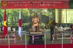 Tượng Bác Hồ được đặt tại trung tâm không gian Việt Nam - Hồ Chí Minh của trung tâm bảo tàng nghệ thuật vùng Sakuto. (Ảnh tư liệu: Nguyễn Tuyến/TTXVN)