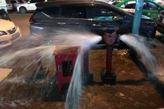 Rò rỉ tại 2 điểm trên tuyến ống truyền tải nước sạch DN900-DI. (Nguồn:TTXVN) 