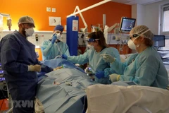 Điều trị cho bệnh nhân nhiễm COVID-19 tại bệnh viện ở London, Anh. (Ảnh: AFP/TTXVN) 
