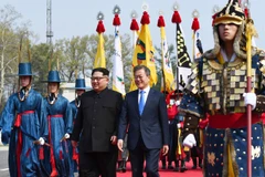 Chủ tịch Triều Tiên Kim Jong-un và Tổng thống Hàn Quốc Moon Jae-in gặp thượng đỉnh. (Ảnh: New York Times)