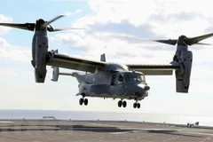 Máy bay Osprey của quân đội Mỹ hạ cánh xuống tàu Kaga của Lực lượng Phòng vệ Biển Nhật Bản ở ngoài khơi vùng Shikoku, ngày 26/10/2020. (Ảnh: Kyodo/TTXVN) 