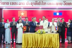 Lễ ký kết biên bản hợp tác giữa tỉnh Quảng Bình và tỉnh Savannakhet (Lào). (Ảnh: TTXVN)