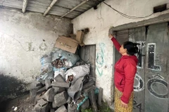 Trong quá trình chi trả tại các xã, phường vẫn còn rất nhiều hộ dân kiến nghị liên quan đến việc phê duyệt kinh phí hỗ trợ và có đơn gửi đến UBND thị xã Nghi Sơn. (Ảnh: Nguyễn Nam/TTXVN)