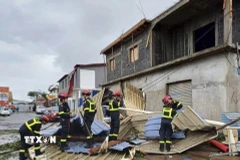 Cảnh tàn phá sau khi bão Chido quét qua lãnh thổ hải ngoại Mayotte của Pháp, ngày 15/12/2024. (Ảnh: Reuters/TTXVN)