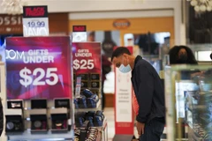 Người dân chọn mua hàng hóa tại trung tâm thương mại ở New York, Mỹ, ngày 27/11/2020. (Ảnh: THX/ TTXVN)