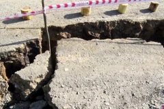 Sụp lún sâu 0,7-1m so với hiện trạng bình thường, gây ảnh hưởng đến giao thông, vận chuyển hàng hóa của người dân. (Ảnh: Công Mạo-TTXVN)