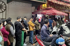 Người dân được phân luồng giao dịch nên không có tình trạng chen lấn, xô đẩy. (Ảnh: Diệp Anh/TTXVN)