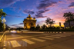 Cảnh vắng vẻ trên một đường phố ở thủ đô Vientiane, Lào sau khi chính phủ áp đặt lệnh giới nghiêm ban đêm để phòng chống dịch COVID-19. (Ảnh: THX/TTXVN)